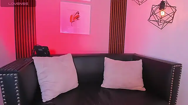 Nahiajhonson  online show from 12-17-25, 01:17