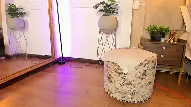 AlessiaLondon online show from 02-21-25, 08:18