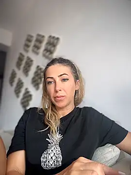 RaquelleDevon online show from 05-06-26, 07:02