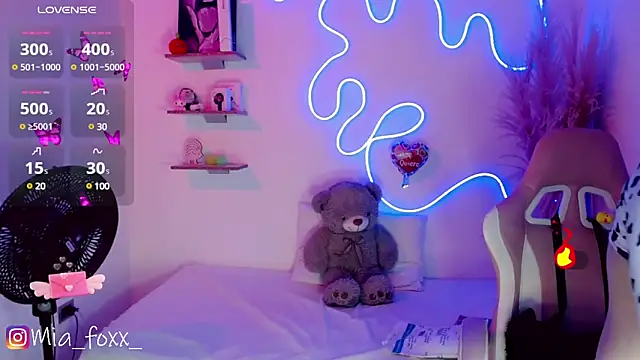 Mia foxx  online show from 03-12-25, 09:03