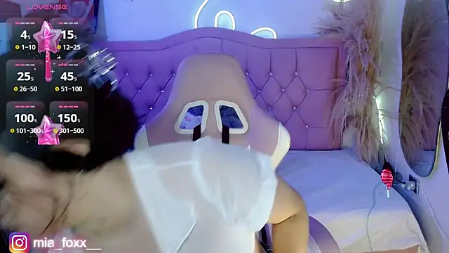 Mia foxx  online show from 09-30-25, 09:09