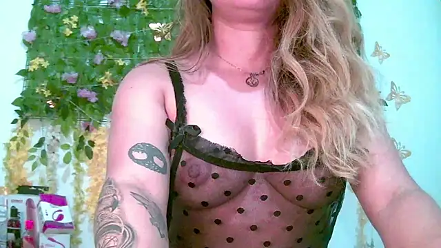 Snapshot of Crysrus chatting on 04-08-26, 11:48 Crysrus online show from 04-08-26, 11:48