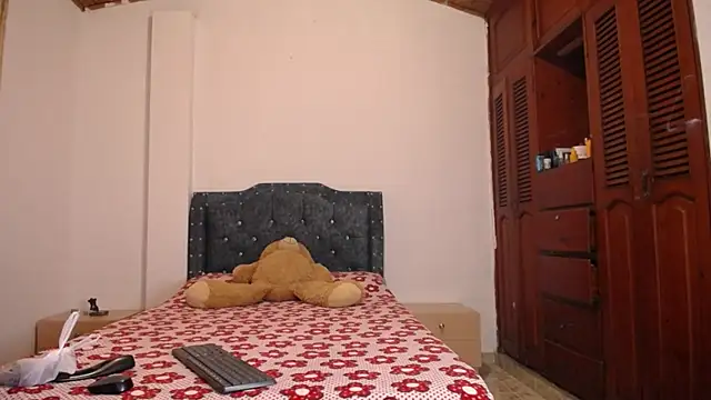 sofiamature01 online show from 10-12-25, 04:28