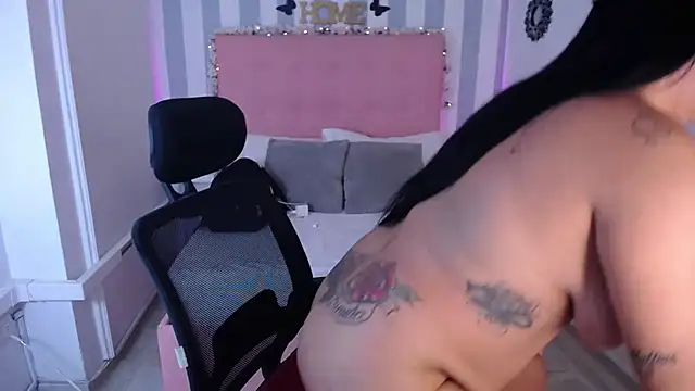 Snapshot of Lunna_boobs chatting on 10-15-25, 04:12 Lunna boobs online show from 10-15-25, 04:12