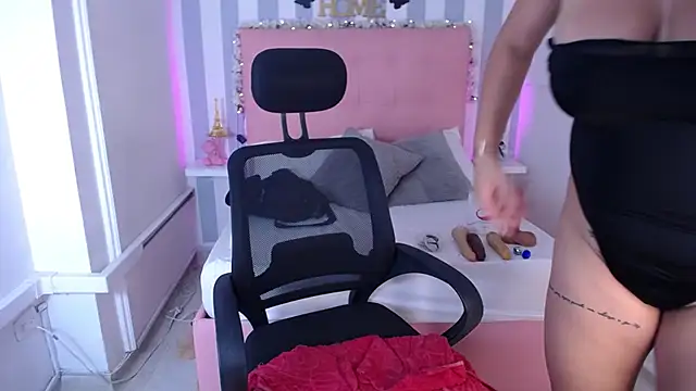 Snapshot of Lunna_boobs chatting on 10-26-25, 05:35 Lunna boobs online show from 10-26-25, 05:35