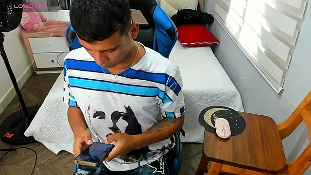 Snapshot of Backsex_boy chatting on 10-06-25, 01:08 Backsex boy online show from 10-06-25, 01:08