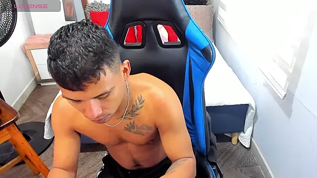 Snapshot of Backsex_boy chatting on 10-10-25, 03:11 Backsex boy online show from 10-10-25, 03:11