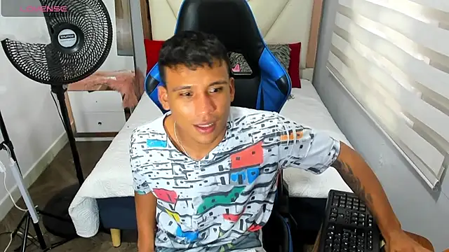 Snapshot of Backsex_boy chatting on 10-24-25, 12:01 Backsex boy online show from 10-24-25, 12:01