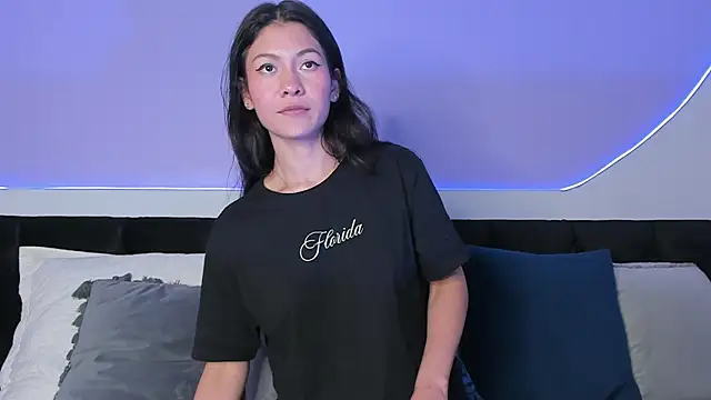 Snapshot of Julieta_Cortes__ chatting on 03-22-25, 06:36 Julieta Cortes online show from 03-22-25, 06:36