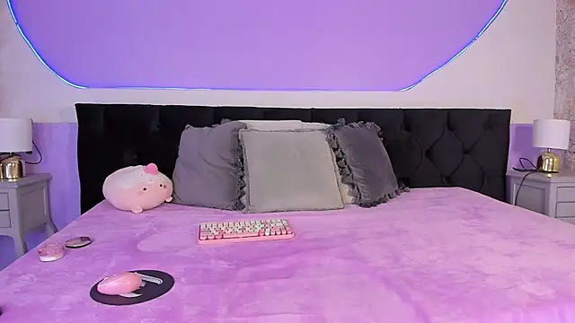 Snapshot of Julieta_Cortes__ chatting on 10-01-25, 12:00 Julieta Cortes online show from 10-01-25, 12:00