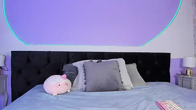 Snapshot of Julieta_Cortes__ chatting on 10-16-25, 12:17 Julieta Cortes online show from 10-16-25, 12:17