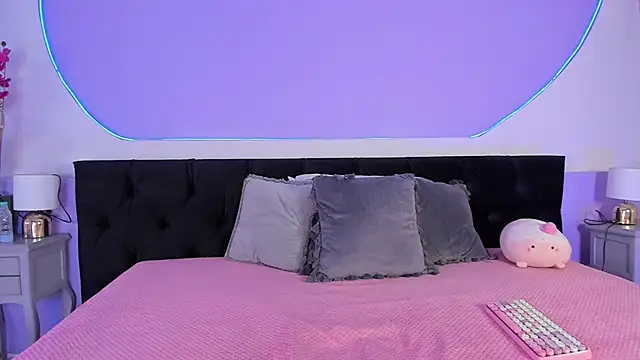 Snapshot of Julieta_Cortes__ chatting on 10-17-25, 01:03 Julieta Cortes online show from 10-17-25, 01:03