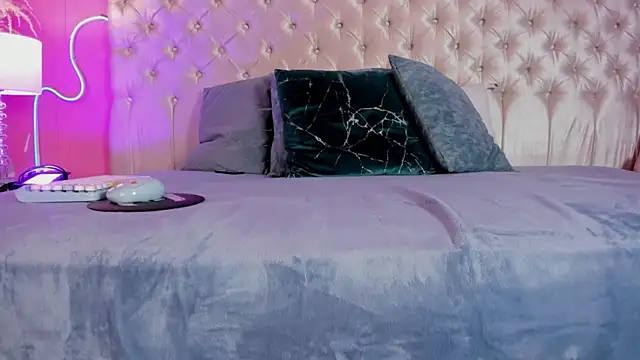 Julieta Cortes   online show from 12-22-25, 12:02