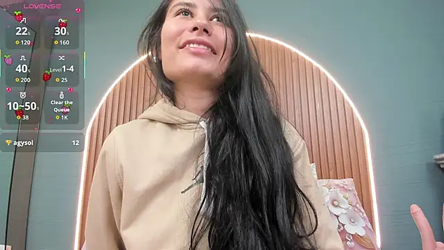 Snapshot of NayeCloud chatting on 10-15-25, 03:39 NayeCloud online show from 10-15-25, 03:39