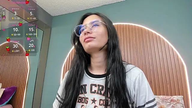 Snapshot of NayeCloud chatting on 10-19-25, 03:40 NayeCloud online show from 10-19-25, 03:40