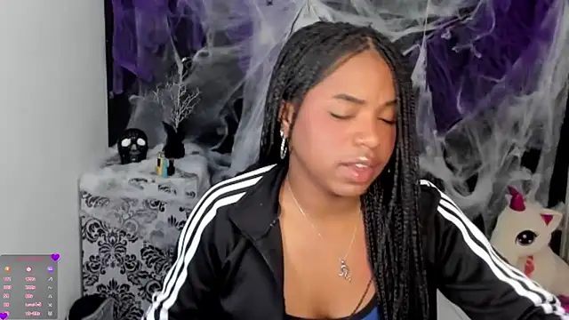 Snapshot of Marce_22 chatting on 10-21-25, 05:46 Marce 22 online show from 10-21-25, 05:46