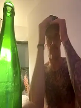 Snapshot of UnCuTupTheBuTT chatting on 10-06-25, 09:34 UnCuTupTheBuTT online show from 10-06-25, 09:34