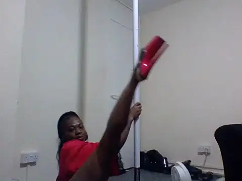 Snapshot of Cinderella_Jewels_ chatting on 02-19-25, 04:01 Cinderella Jewels online show from 02-19-25, 04:01