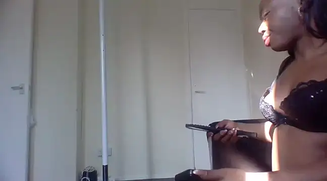 Snapshot of Cinderella_Jewels_ chatting on 03-05-25, 01:39 Cinderella Jewels online show from 03-05-25, 01:39