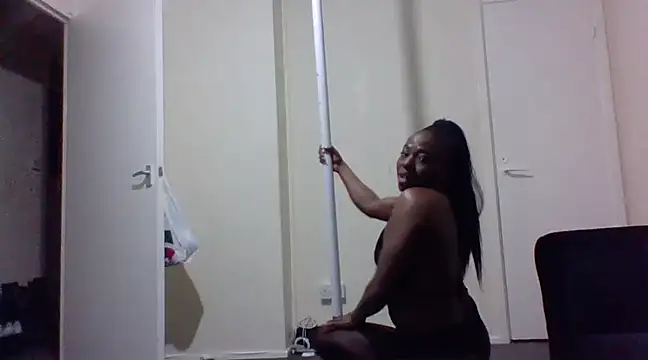 Snapshot of Cinderella_Jewels_ chatting on 03-06-25, 10:15 Cinderella Jewels online show from 03-06-25, 10:15