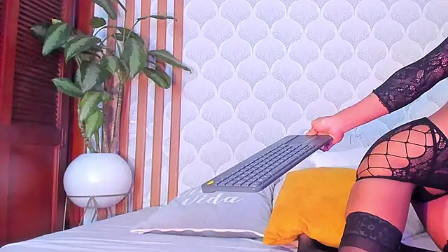 Snapshot of PamelaReall chatting on 12-28-24, 11:05 PamelaReall online show from 12-28-24, 11:05