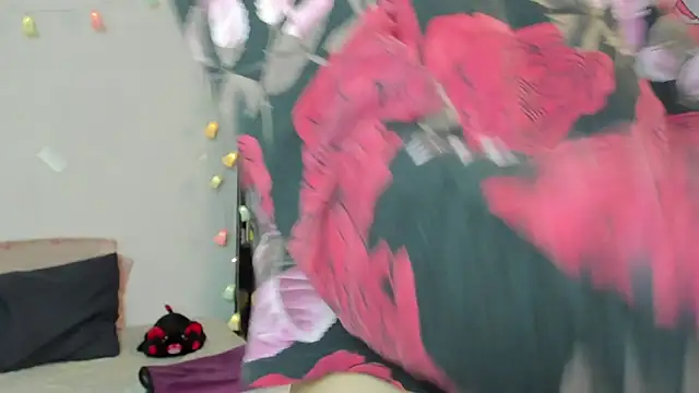 Snapshot of kittyzenn chatting on 09-12-25, 05:13 kittyzenn online show from 09-12-25, 05:13