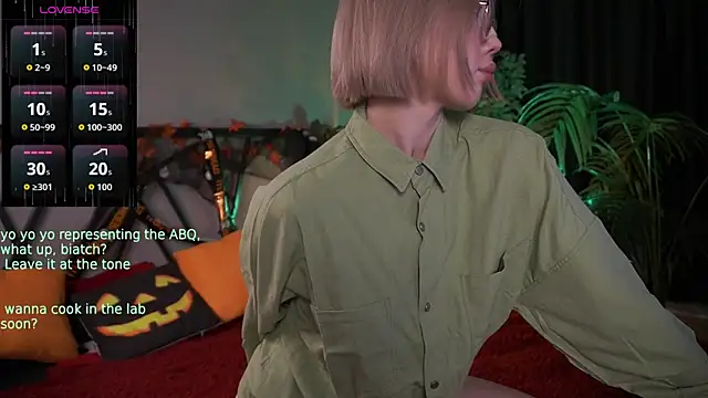 Snapshot of LindaThacker chatting on 10-26-25, 04:18 LindaThacker online show from 10-26-25, 04:18