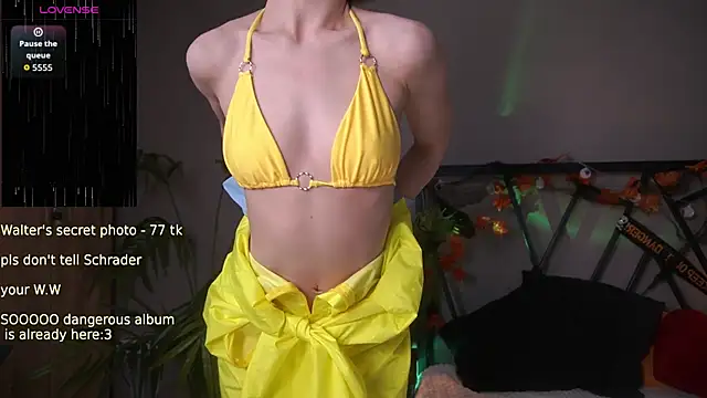 Snapshot of LindaThacker chatting on 10-31-25, 04:35 LindaThacker online show from 10-31-25, 04:35