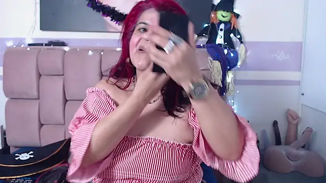 Snapshot of RoxetteMature chatting on 10-28-25, 11:58 RoxetteMature online show from 10-28-25, 11:58