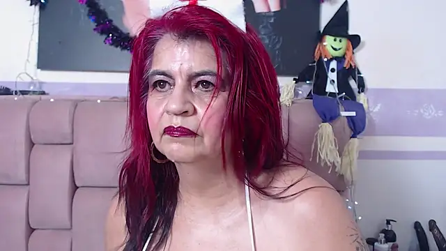 Snapshot of RoxetteMature chatting on 10-31-25, 12:06 RoxetteMature online show from 10-31-25, 12:06