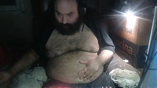 Snapshot of hairyhulk chatting on 06-05-26, 11:32 hairyhulk online show from 06-05-26, 11:32
