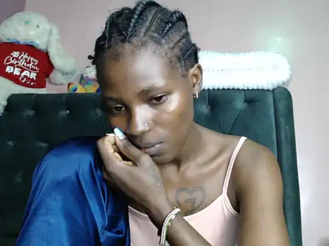 Snapshot of TrishaKalid chatting on 12-19-24, 07:29 TrishaKalid online show from 12-19-24, 07:29