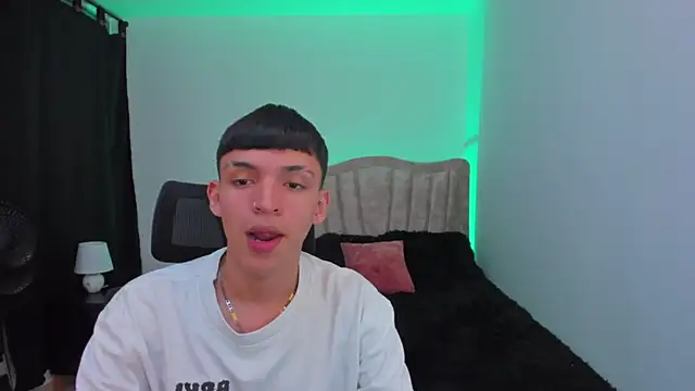 Snapshot of Juan_Nd_Steven chatting on 09-24-25, 04:27 Juan Nd Steven online show from 09-24-25, 04:27