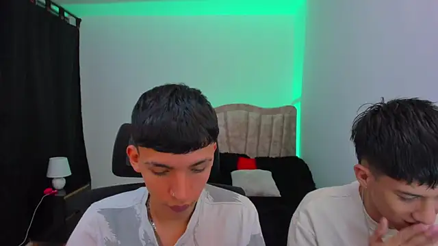 Snapshot of Juan_Nd_Steven chatting on 09-27-25, 04:17 Juan Nd Steven online show from 09-27-25, 04:17