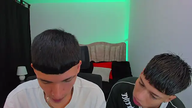 Snapshot of Juan_Nd_Steven chatting on 10-03-25, 04:09 Juan Nd Steven online show from 10-03-25, 04:09