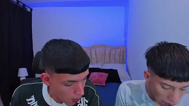 Snapshot of Juan_Nd_Steven chatting on 10-08-25, 04:10 Juan Nd Steven online show from 10-08-25, 04:10