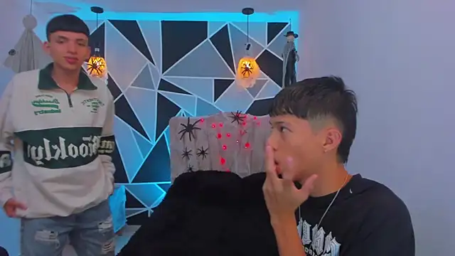 Snapshot of Juan_Nd_Steven chatting on 10-15-25, 04:23 Juan Nd Steven online show from 10-15-25, 04:23