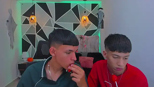 Snapshot of Juan_Nd_Steven chatting on 10-23-25, 04:23 Juan Nd Steven online show from 10-23-25, 04:23