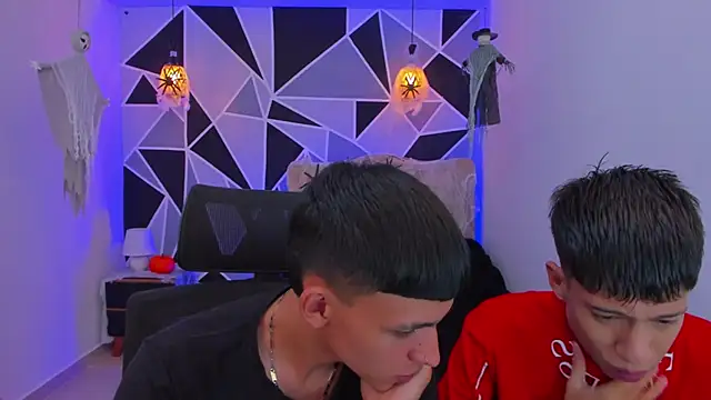 Snapshot of Juan_Nd_Steven chatting on 10-28-25, 04:27 Juan Nd Steven online show from 10-28-25, 04:27