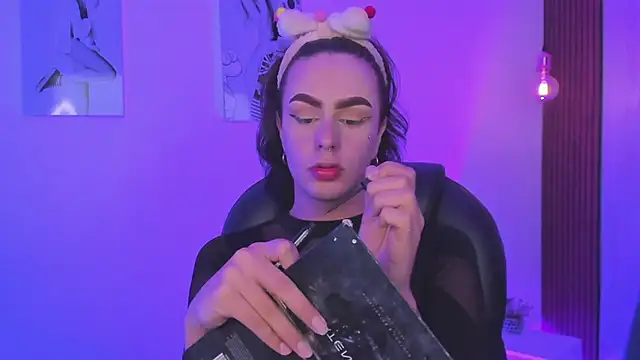 miah connor online show from 11-18-25, 07:40