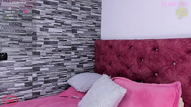 Snapshot of skyhotgirll chatting on 10-24-25, 02:30 skyhotgirll online show from 10-24-25, 02:30