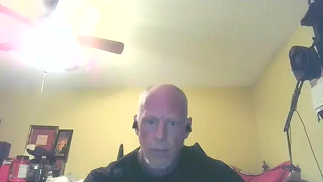 Snapshot of hunterbiggun007 chatting on 12-15-25, 06:34 hunterbiggun007 online show from 12-15-25, 06:34