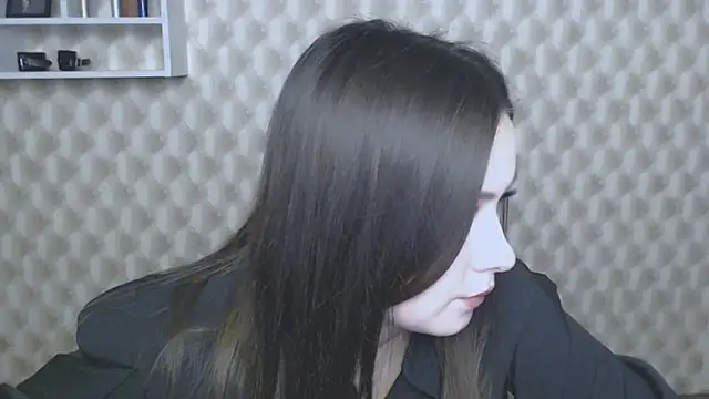 Snapshot of EmiliaTemi_ chatting on 02-06-25, 01:32 EmiliaTemi online show from 02-06-25, 01:32