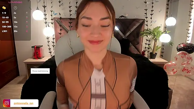 Snapshot of _Antonnela_ chatting on 10-21-25, 02:29 Antonnela online show from 10-21-25, 02:29