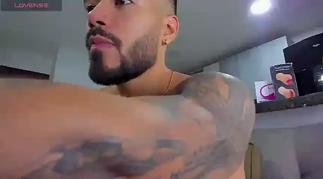 Snapshot of Alexander_Martines chatting on 01-19-25, 03:39 Alexander Martines online show from 01-19-25, 03:39