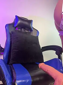 Snapshot of MarielQueenx chatting on 12-23-25, 04:54 MarielQueenx online show from 12-23-25, 04:54