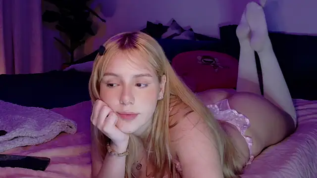 Snapshot of AlinaCarter chatting on 10-18-25, 01:30 AlinaCarter online show from 10-18-25, 01:30