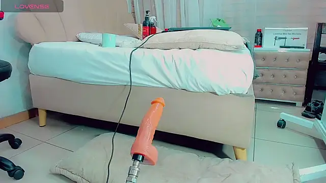 EmilyySaenz online show from 03-06-25, 04:38