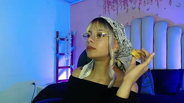 peyton golden1 online show from 10-15-25, 03:28