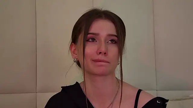 Snapshot of DianaVert chatting on 02-05-25, 12:31 DianaVert online show from 02-05-25, 12:31